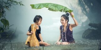 W czym trzymać dziecko w salonie?